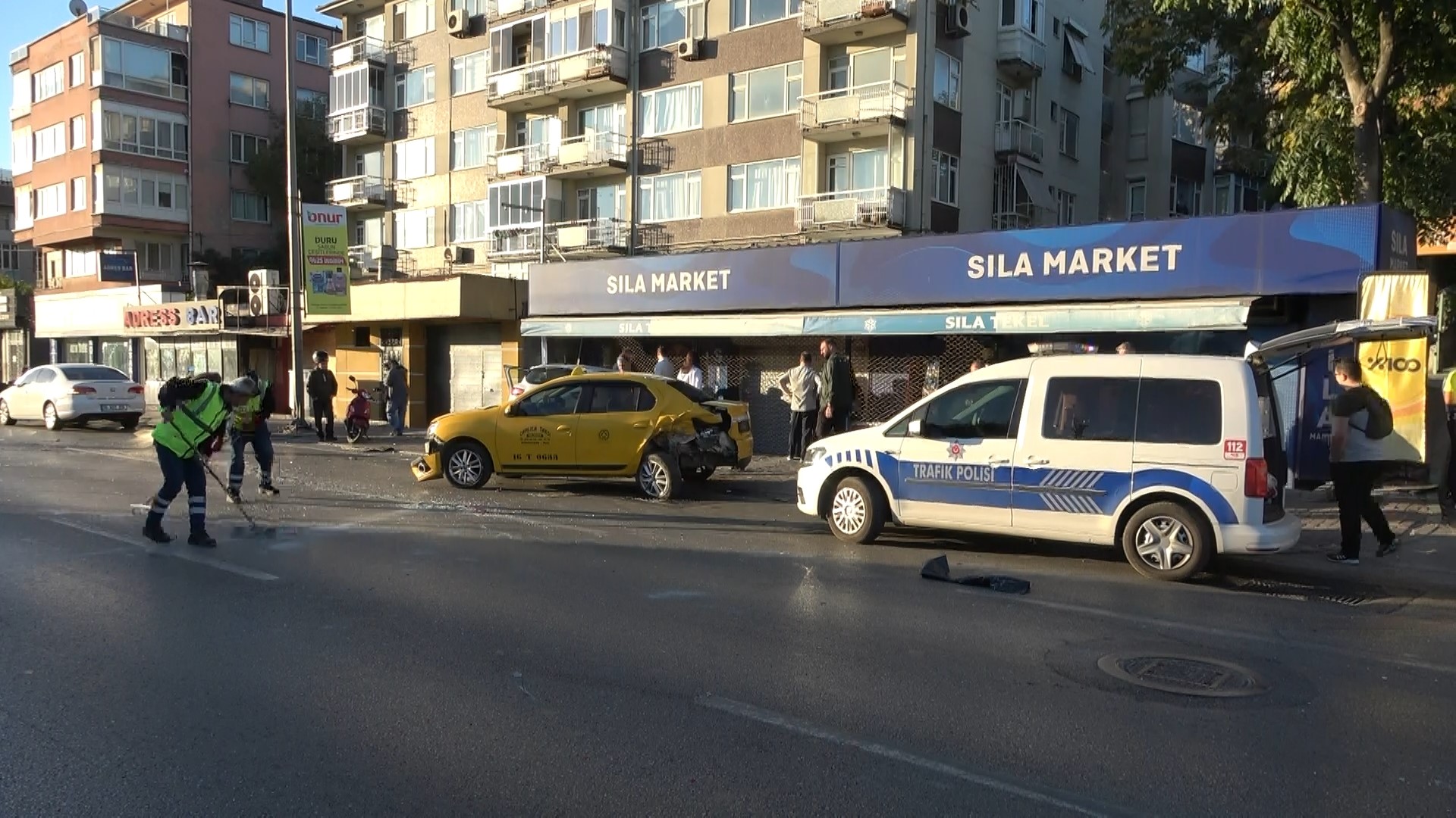 Korkunç kazada Bursa trafiği kilitlendi! Araçlardan biri markete feci şekilde markete dalarken.. (1)