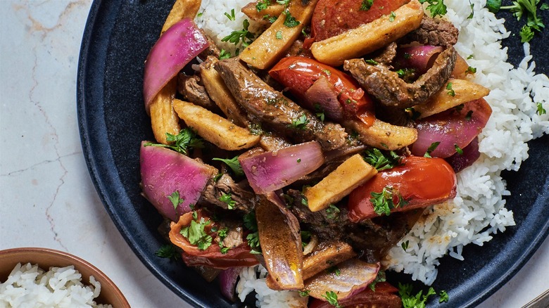 lomo-saltado-tarifi-damaklara-tat-veren-lomo-saltado-nasil-yapilir (2)