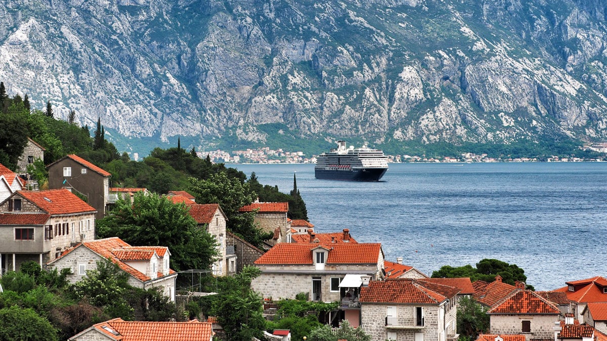 perast-karadagin-kotor-korfezinde-yer-alan-sahil-kasabasi (1)