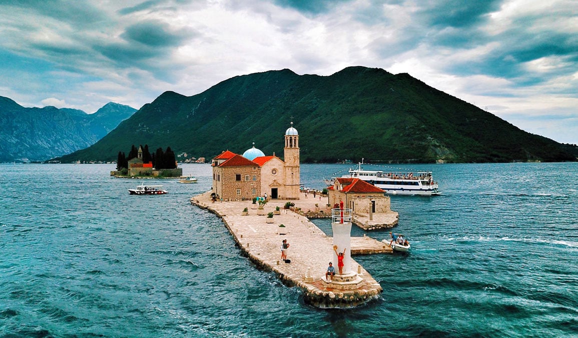 perast-karadagin-kotor-korfezinde-yer-alan-sahil-kasabasi (10)