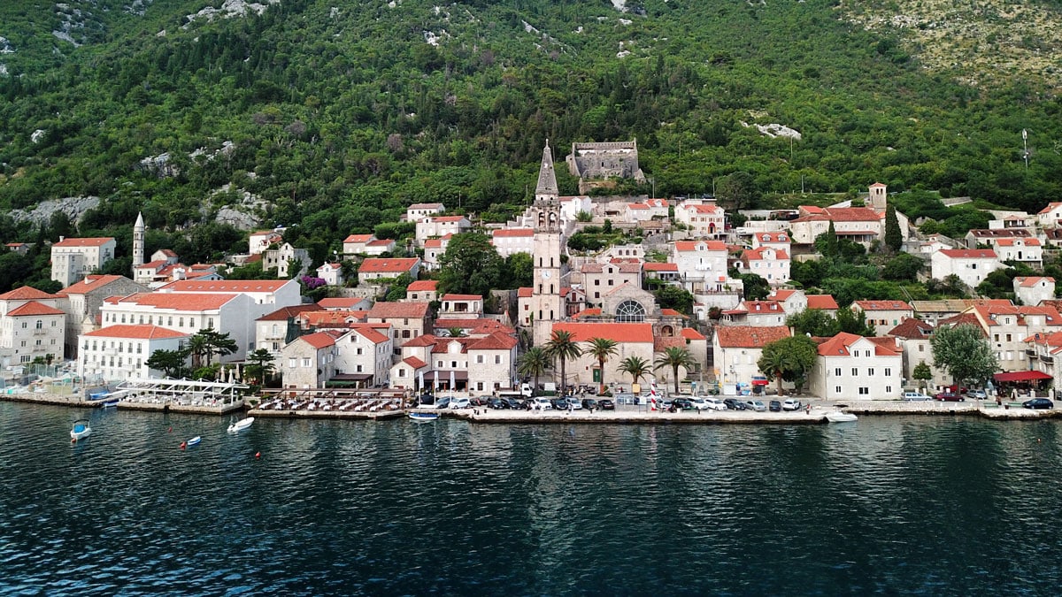 perast-karadagin-kotor-korfezinde-yer-alan-sahil-kasabasi (3)