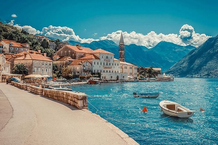 perast-karadagin-kotor-korfezinde-yer-alan-sahil-kasabasi (5)