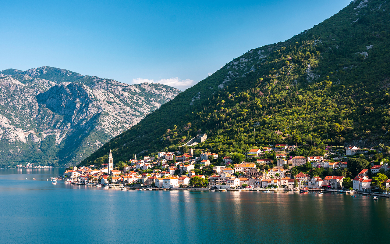 perast-karadagin-kotor-korfezinde-yer-alan-sahil-kasabasi (6)