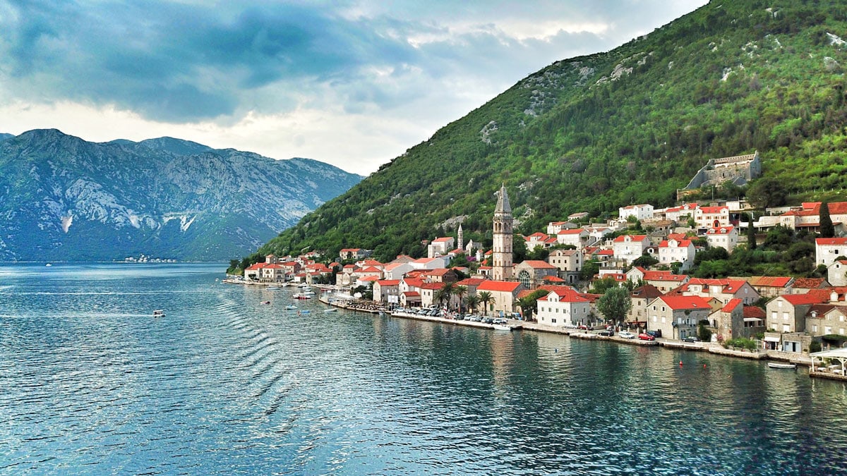 perast-karadagin-kotor-korfezinde-yer-alan-sahil-kasabasi (8)