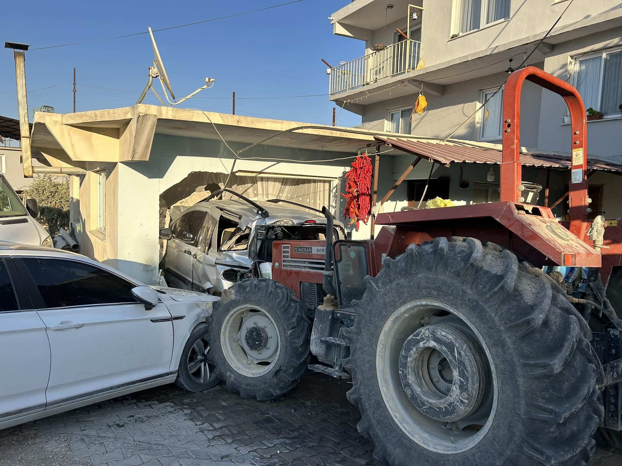 Taş yüklü traktör ortalığı savaş alanına çevirdi! 3 araca çarpıp evin duvarını.. (3)