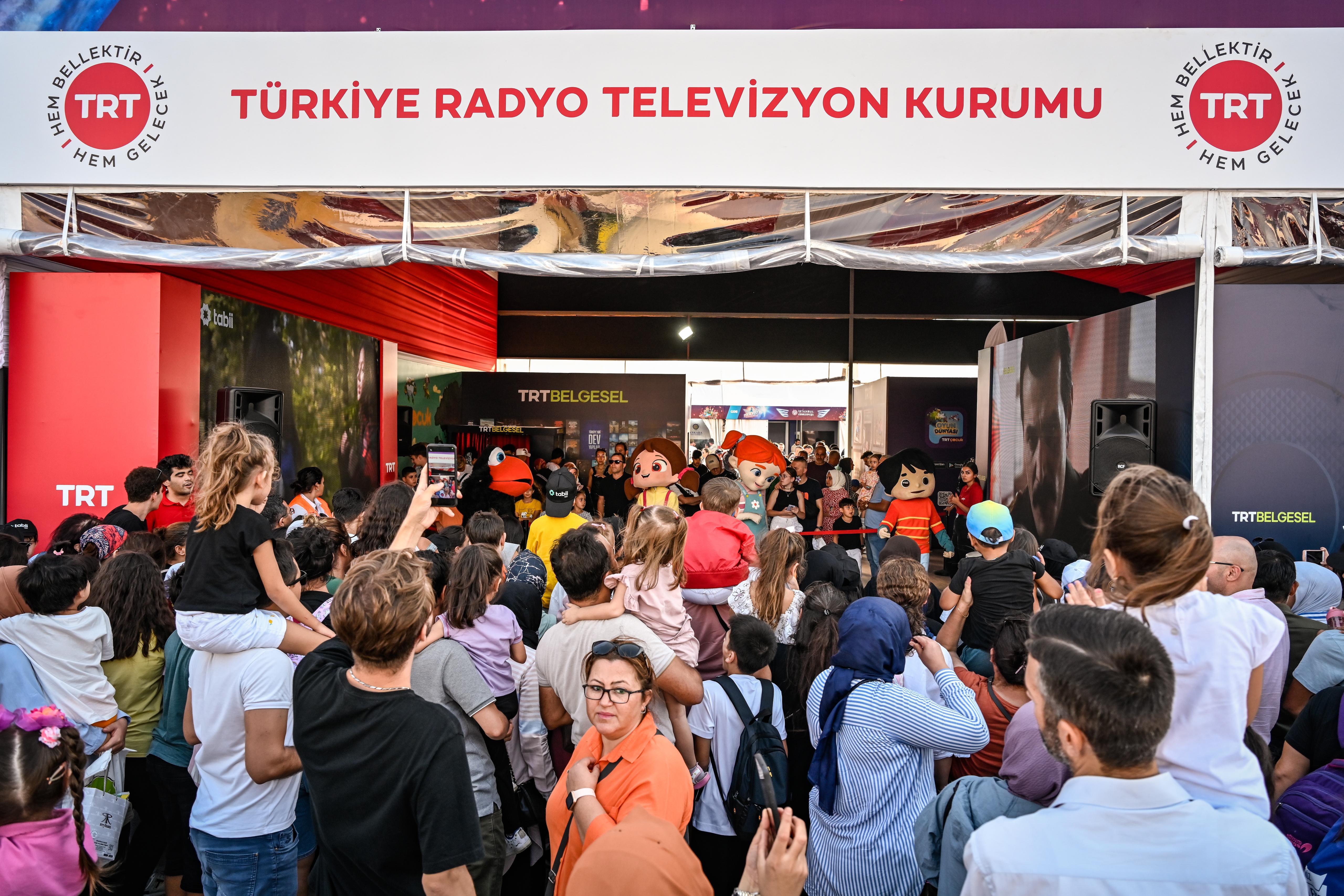 AA-20231001-32286796-32286795-TRTNIN_DIZI_OYUNCULARI_TEKNOFESTTE_HAYRANLARIYLA_BULUSTU