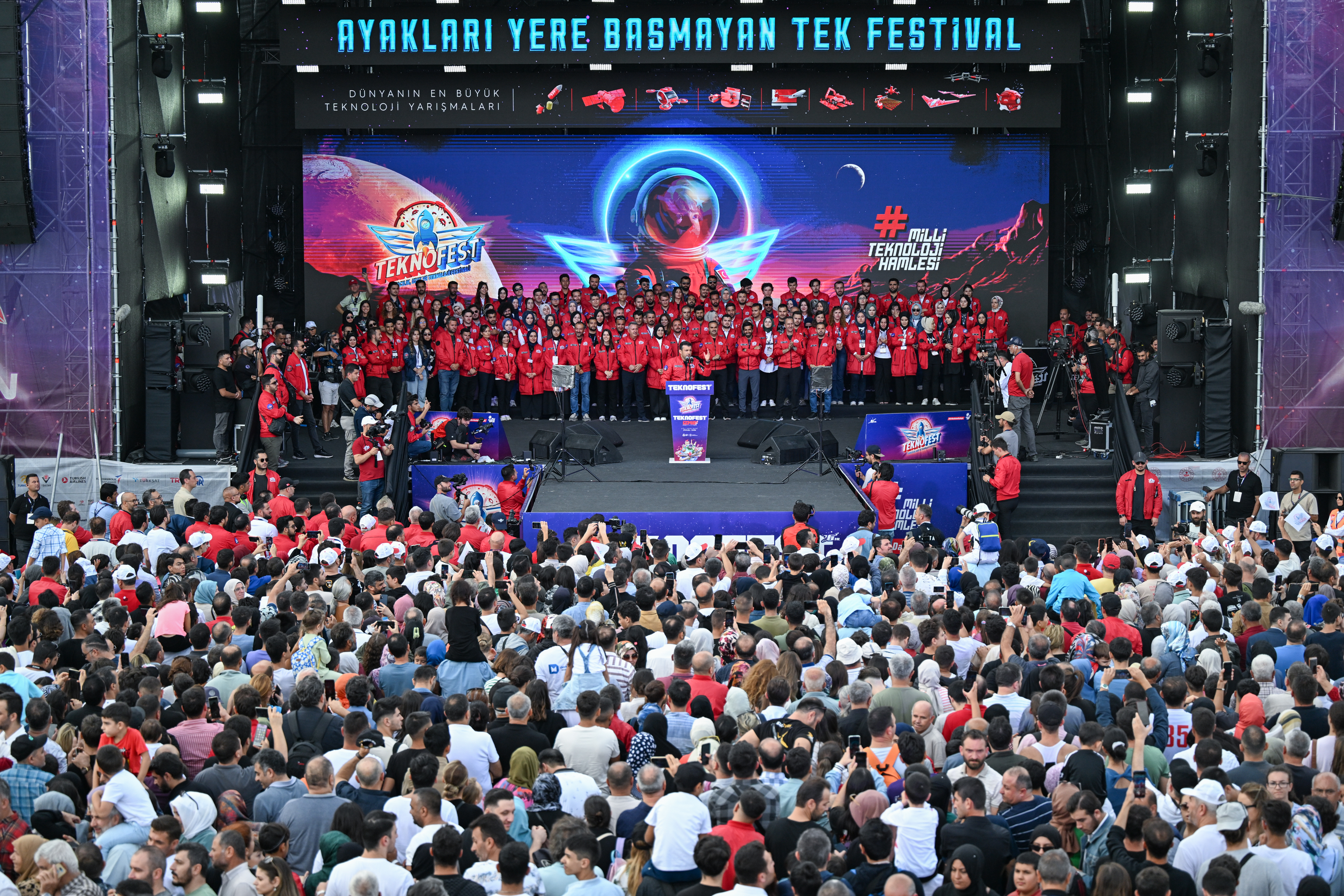 AA-20231001-32286839-32286817-TEKNOFEST_IZMIRIN_KAPANIS_TORENI_YAPILDI