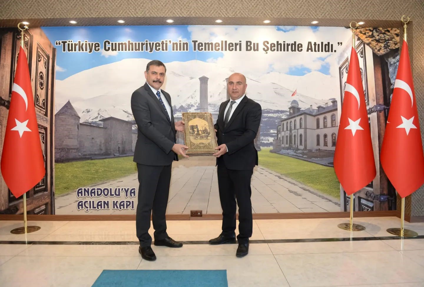 Azerbaycan Cumhuriyeti Kars Başkonsolosu Nuru Guliyev, Erzurum Valisi Mustafa Çiftçi'yi ziyaret etti