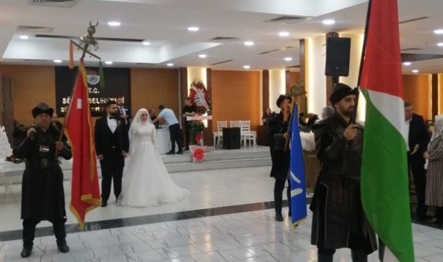 Yeni evli çiftten sıra dışı adım: Düğün takılarını Filistin halkına bağışlayacaklar-1