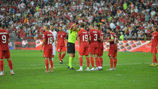 euro-2024-elemeleri-turkiye-liderlik-icin-hirvatistana-karsi-hirvatistan-turkiye-milli-maci (2)