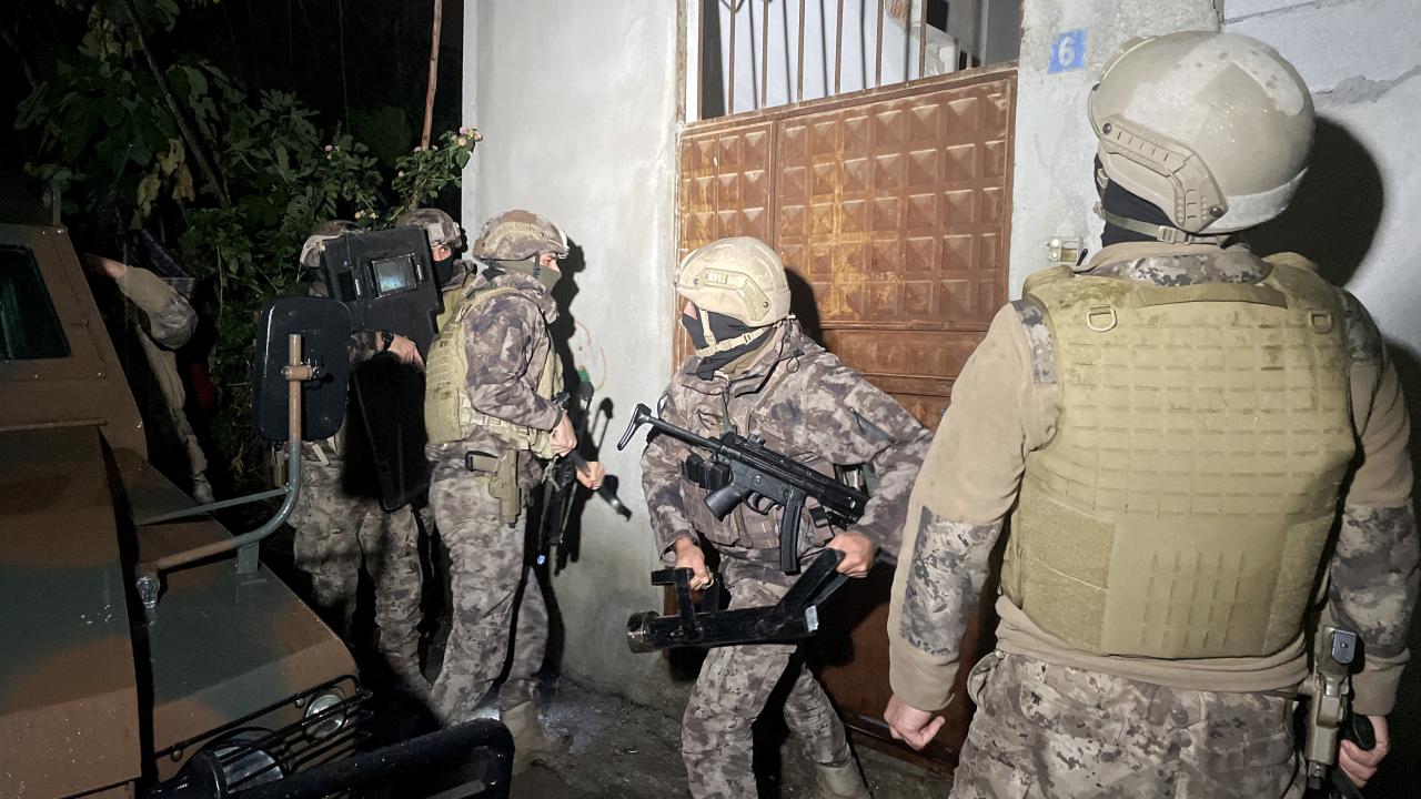 İzmir'de FETÖPDY operasyonlarında 94 şüpheli yakalandı, gözaltı kararı verilen 110 kişi ise aranıyor