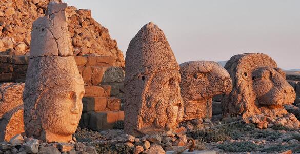 nemrut-acik-hava-muzesi-tarihin-esintileriyle-dolu-benzersiz-bir-mekan