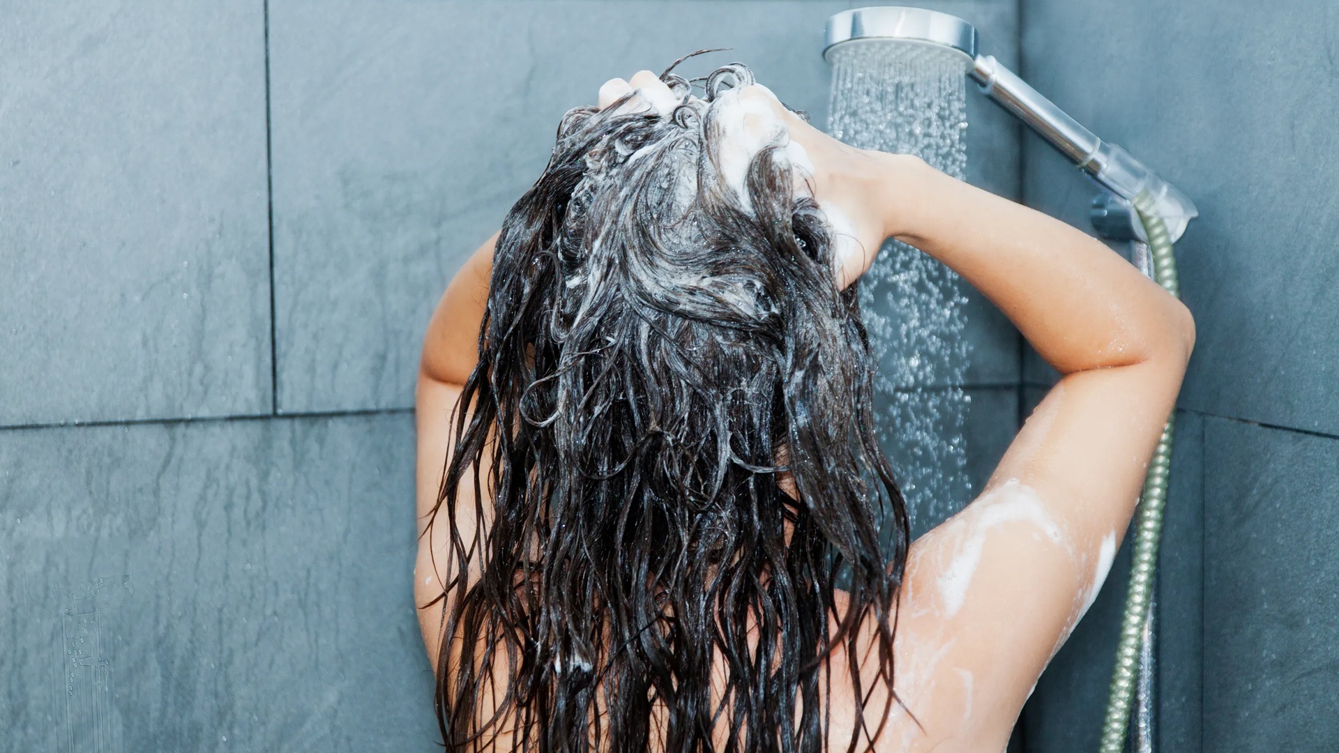 Saç yıkamakta ne var demeyin! Saçınızı yanlış yıkıyor olabilirsiniz... Sağlıklı saçlar için önemli ipuçları.. (2)-1