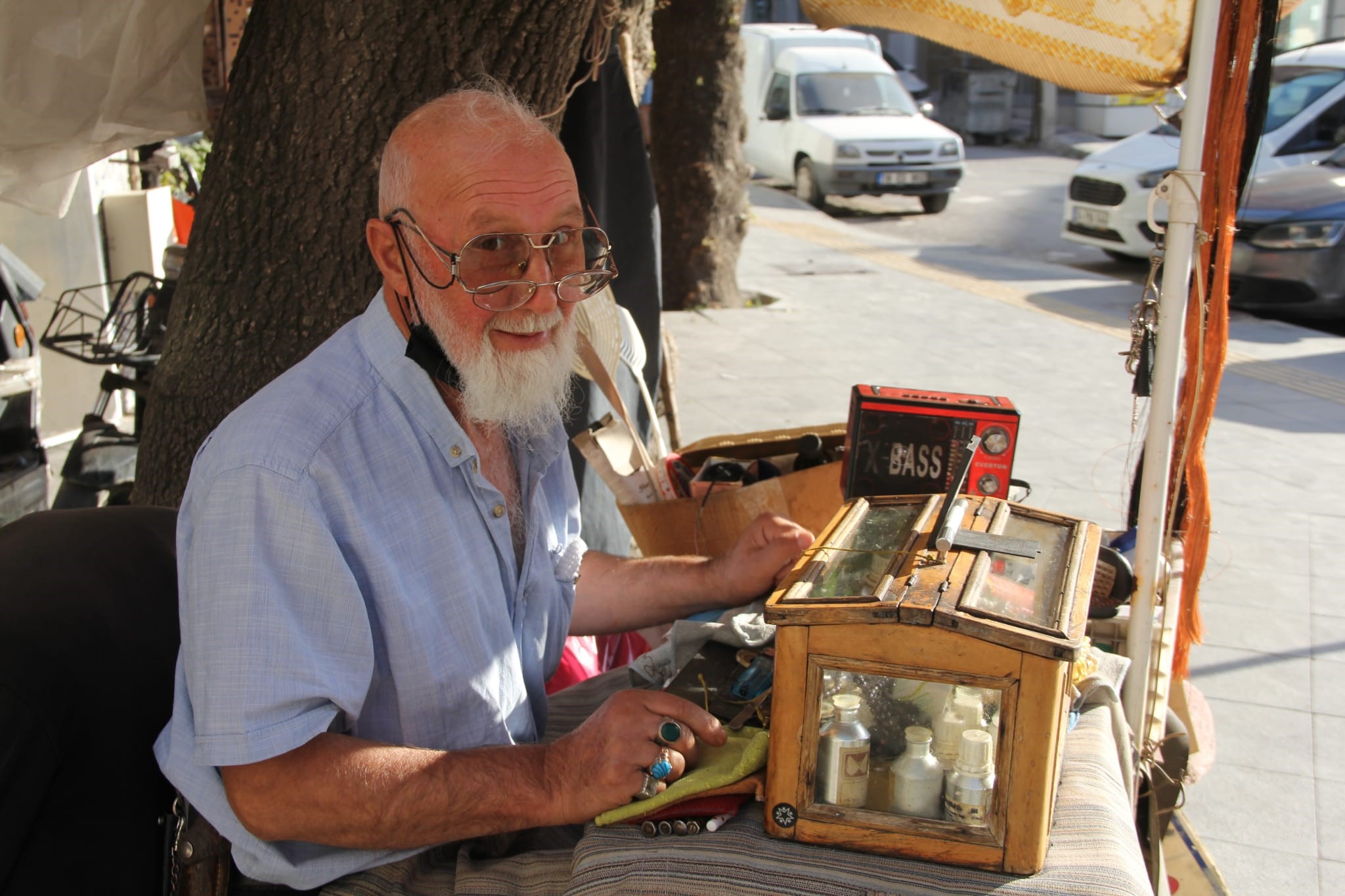 63 yaşındaki Yaşar Kılıç 40 yıldır sevgiyle çalışıyor ve sanatla iç içe yaşıyor (3)