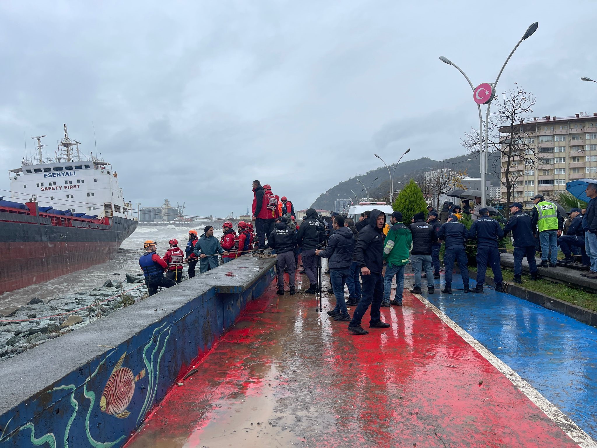 artvin-hopada-gemi-karaya-oturdu-12-personel-tahliye-ediliyor (2)