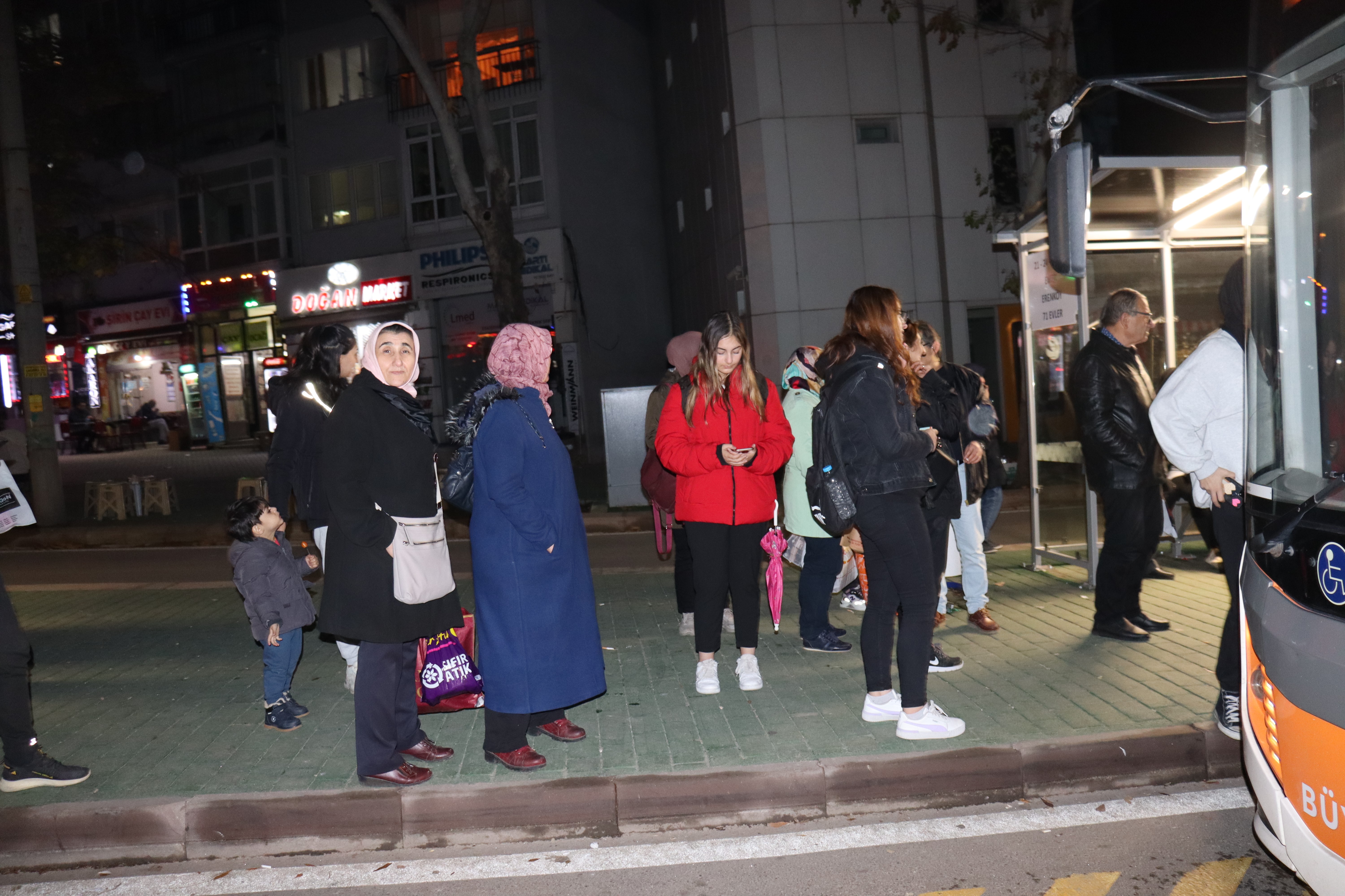 Eskişehir'de otobüs problemi vatandaşları canından bezdirdi 'Saat 5’ten beri 48 numaralı otobüsü bekliyoruz!' (3)