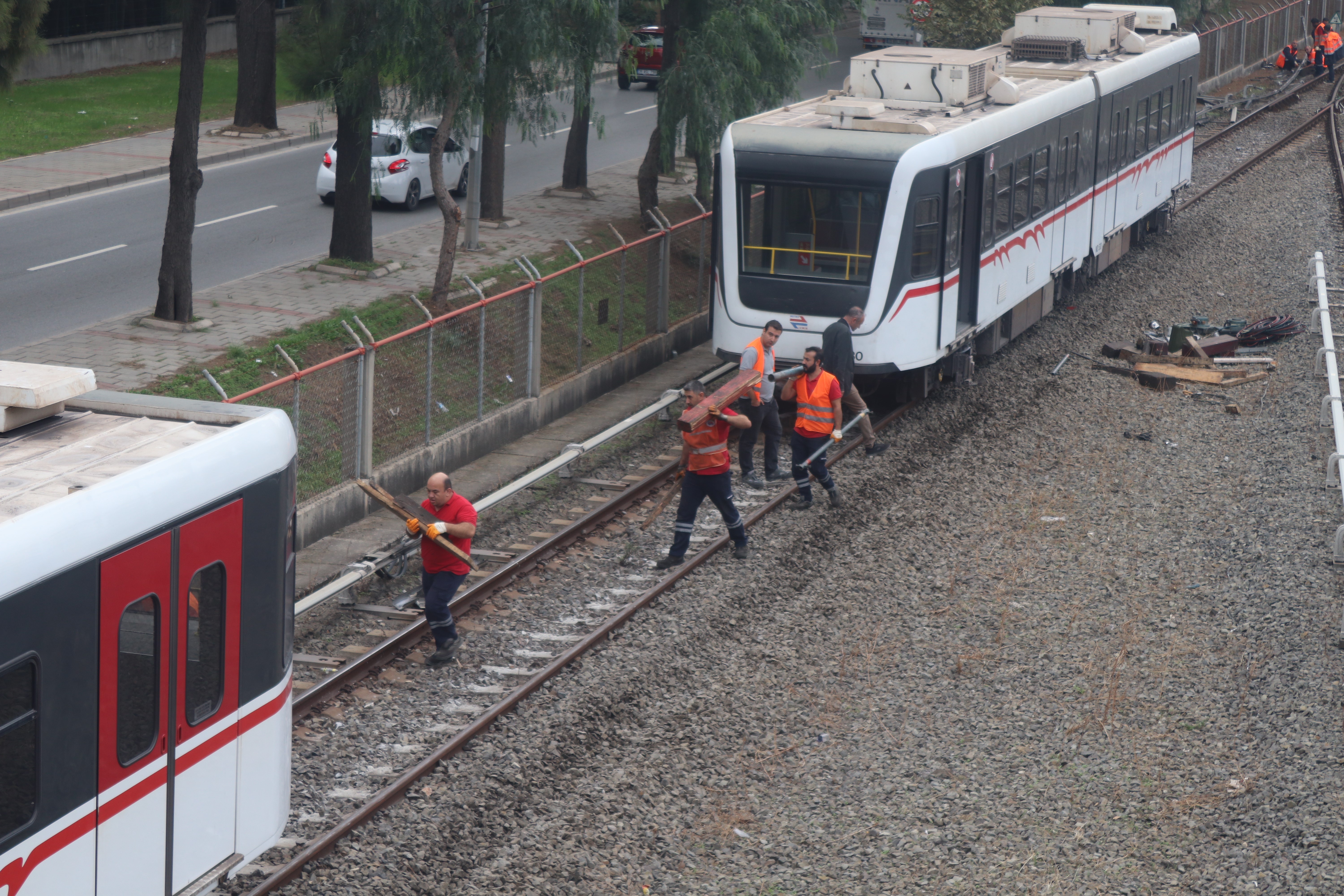 izmir-son-dakika-izmirde-meydana-gelen-metro-kazasini-yasayan-yolcu-dehset-anlarini-boyle-a (1)