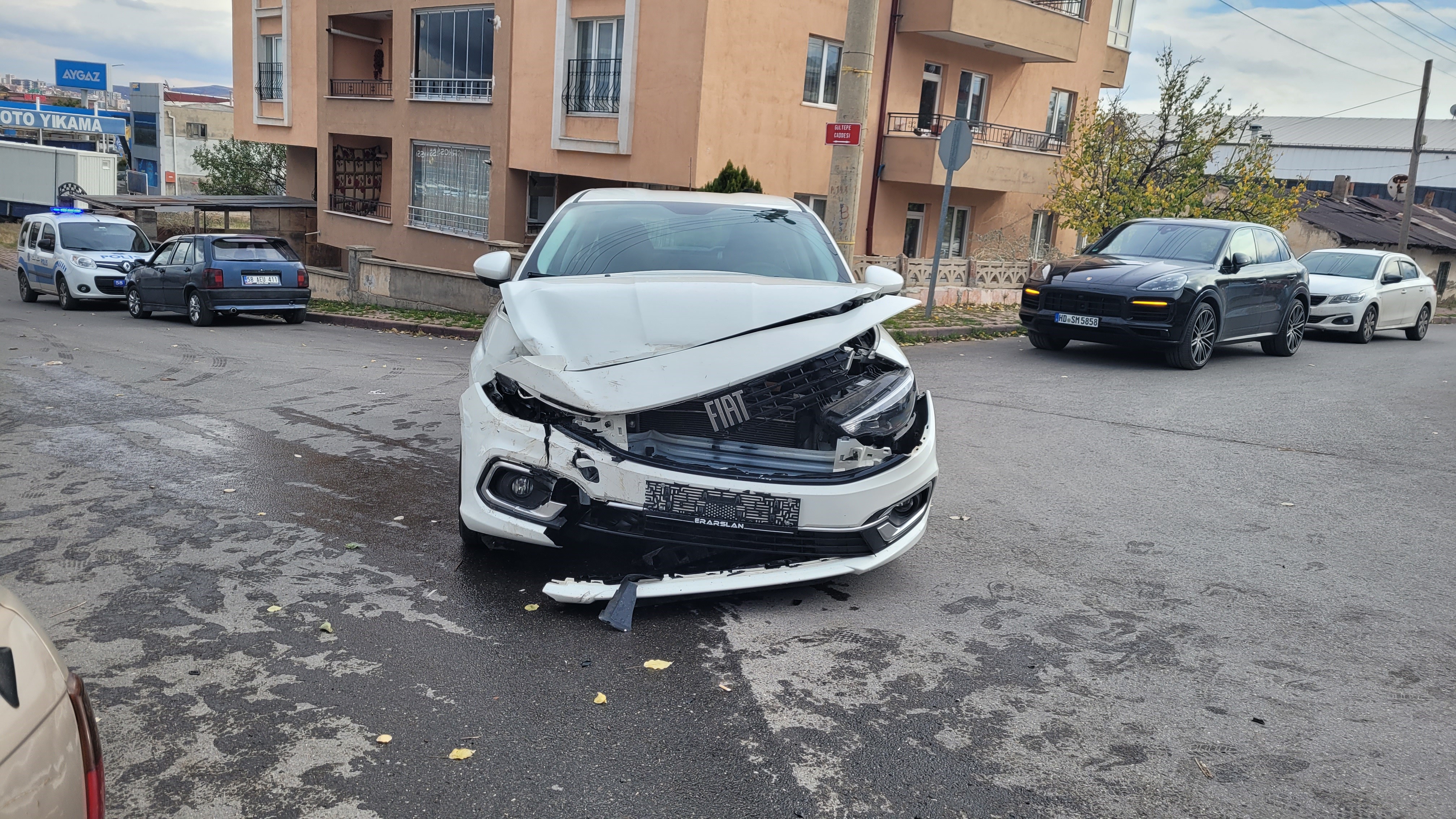 Sivas'ta korkunç kaza... Aracını yıkadı ardından kaza yaptı 3 yaralı! (3)