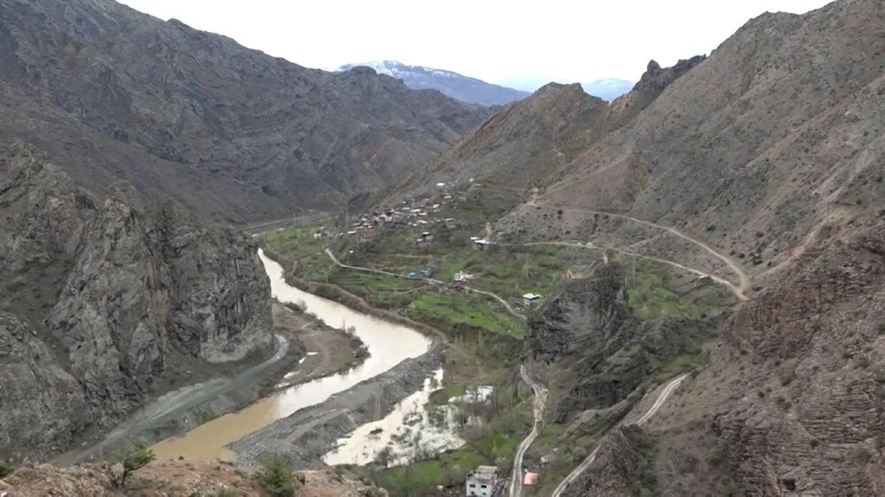 Artvin Coruhda Hayret Veren Goruntuler Baraj Sulari Cekilince Eski Kale Ve Koy Ortaya Cikti 1