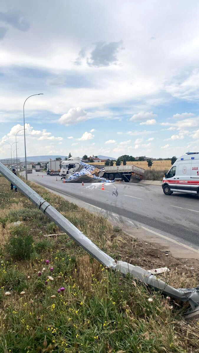 Afyonkarahisar'ın Emirdağ ilçesinde trafik kazası: 2 ölü, 1 yaralı