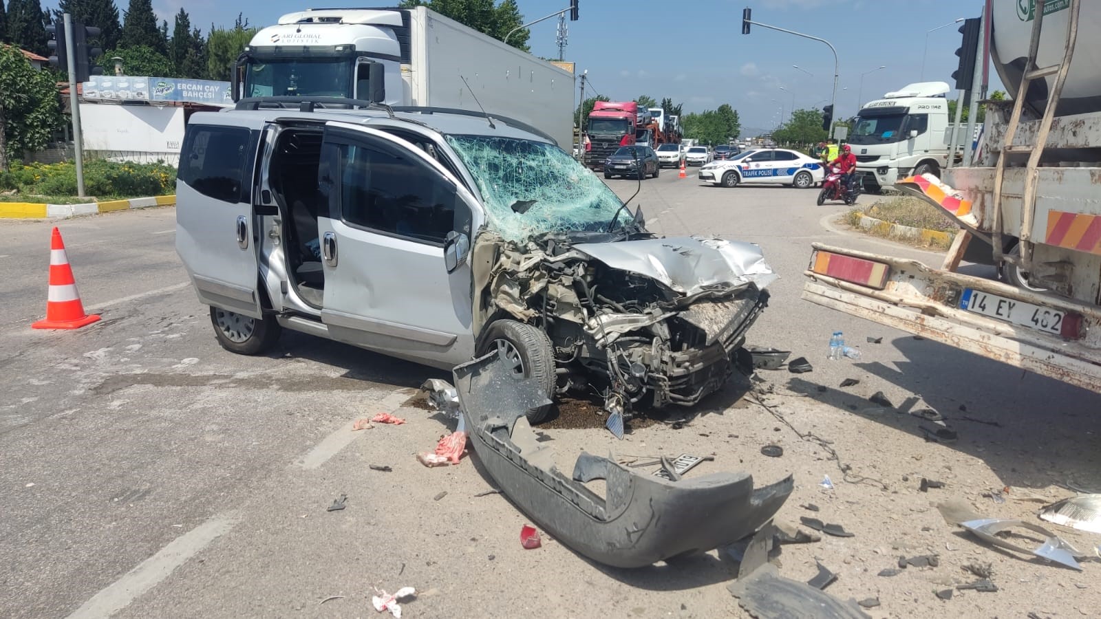 Bursa'da kırmızı ışığı ihlal eden araç süt tankerine çarptı: 2 yaralı!-1