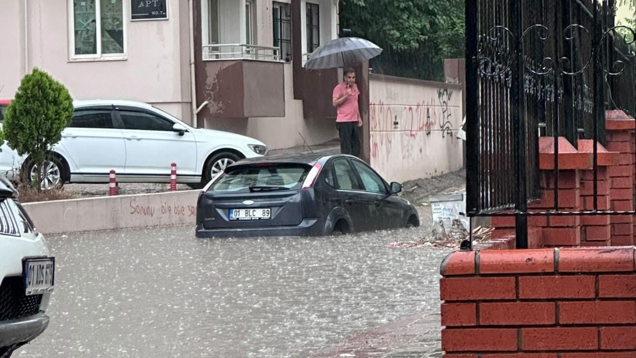 Adanada Yagmur Felaketi Evler Sular Altinda Trafik Kilit