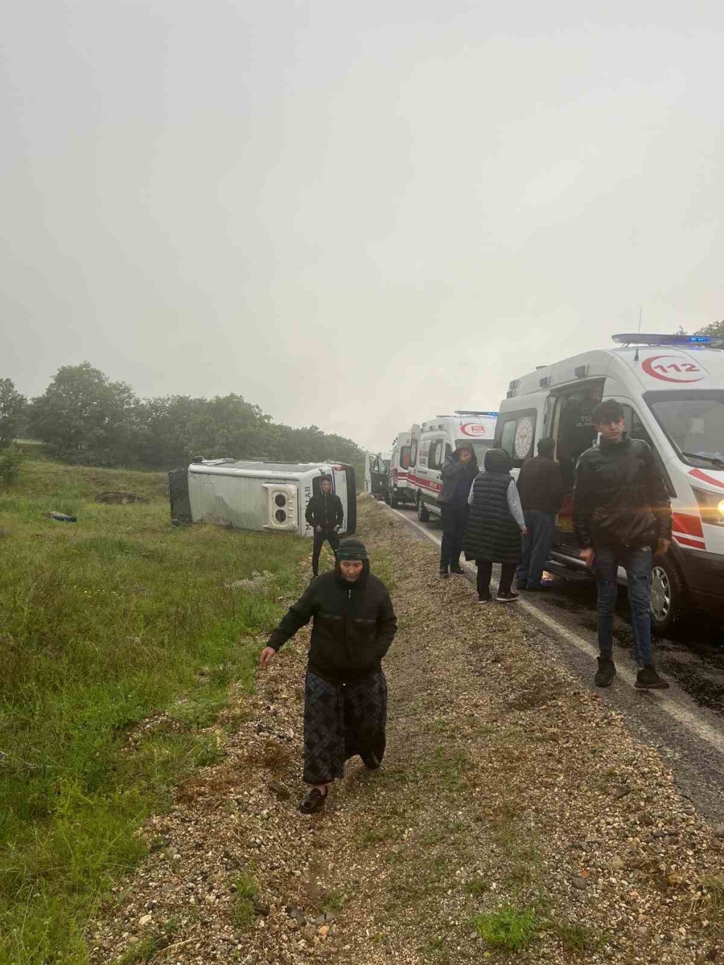 Afyonkarahisar'da Sera Işçisi Kadınları Taşıyan Minibüs Devrildi 14 Yaralı!