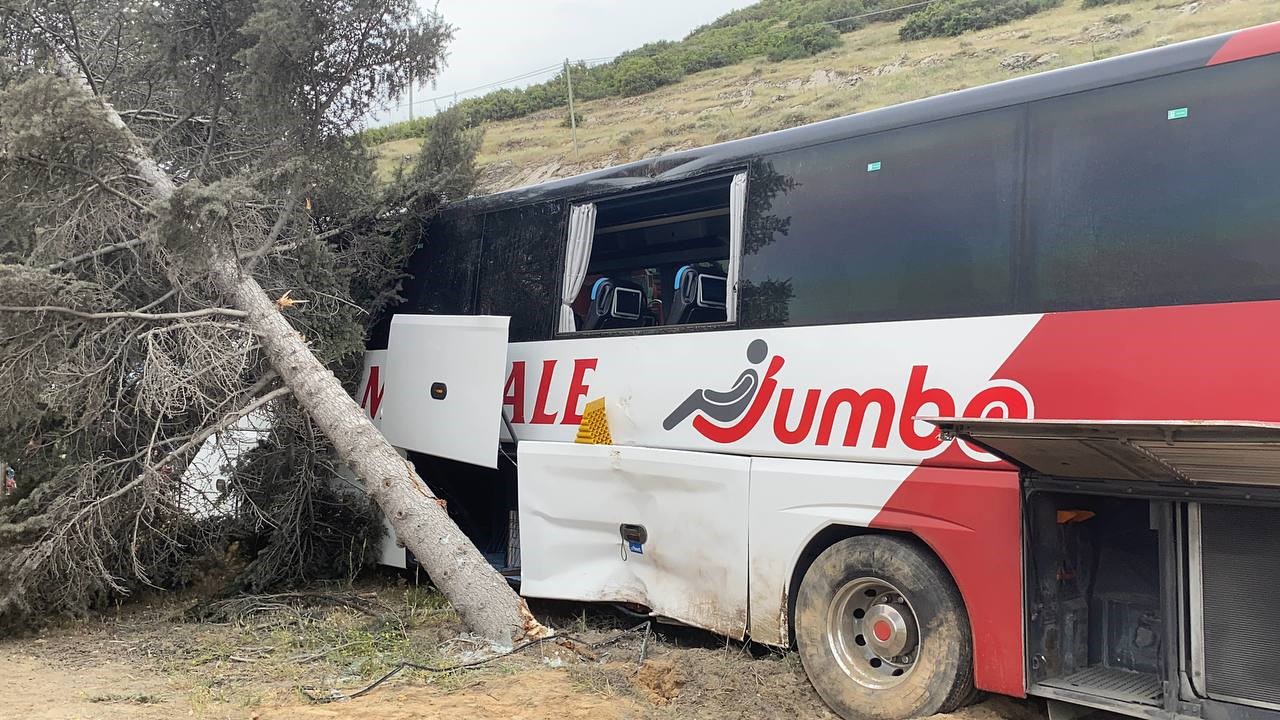 Isparta Burdur Yolunda Korkunç Trafik Kazası Otobüs Ağaca Çarpışınca 11 Yaralı! (4)