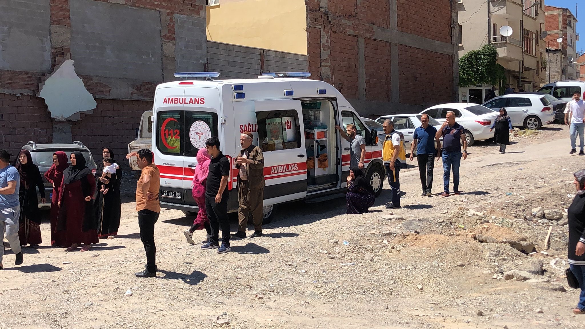 Elazığ'da BİM'de silahla kavga: 3 yaralı!-1