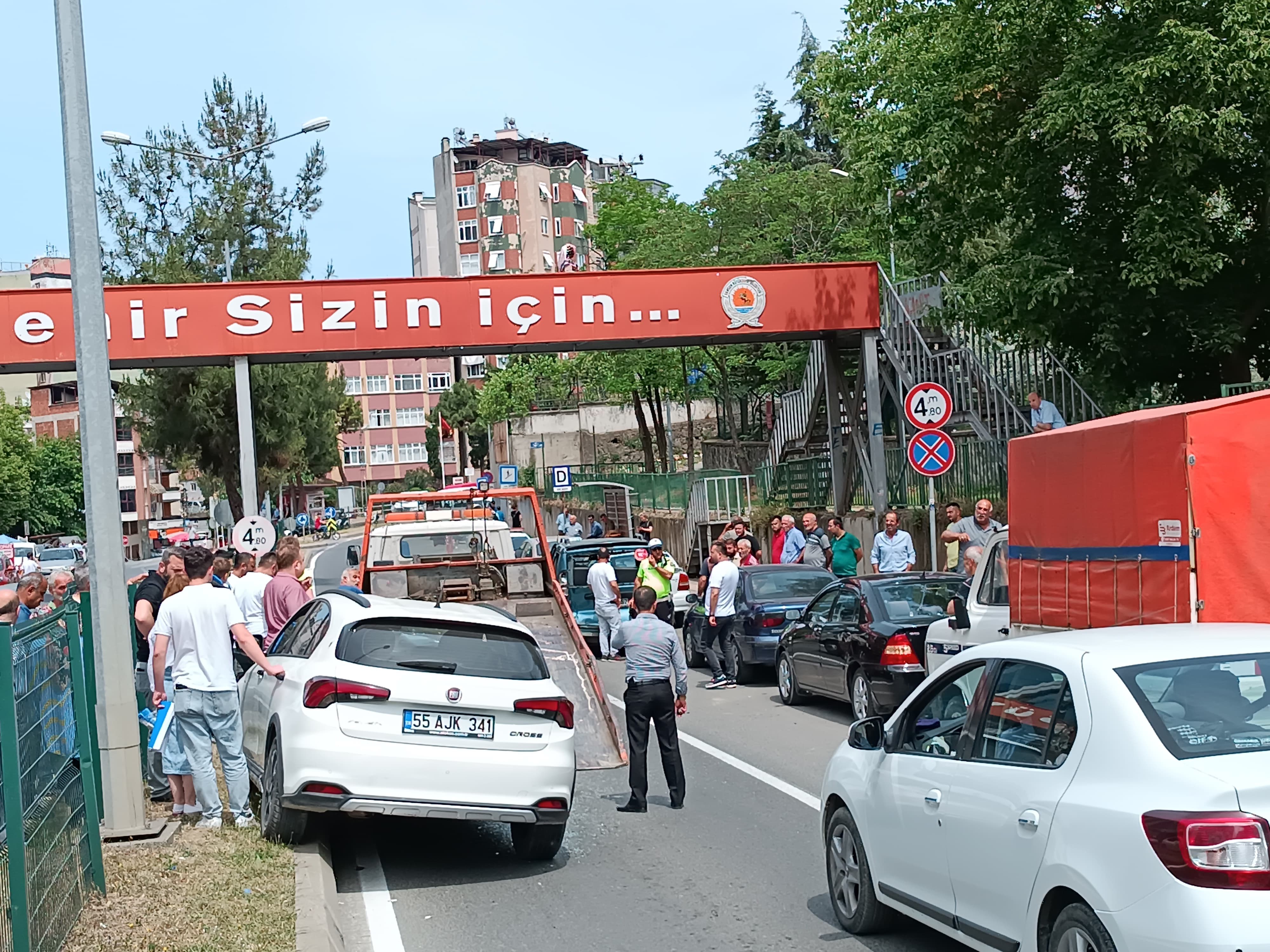 Samsun'da Zeytinlik Mahallesi'nde dolmuş kazası, 3 kişi yaralandı!-1