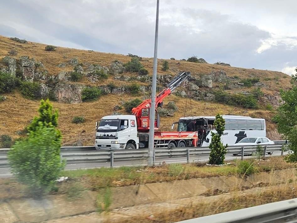 Afyonkarahisarda Yolcu Otobusuyle Tir Carpisti 14 Yarali (2)