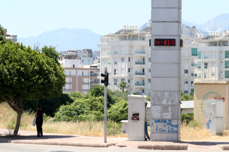 Antalya 41 Dereceyi Gordu Sicaktan Bunalanlar Sahillere Akin Etti (2)