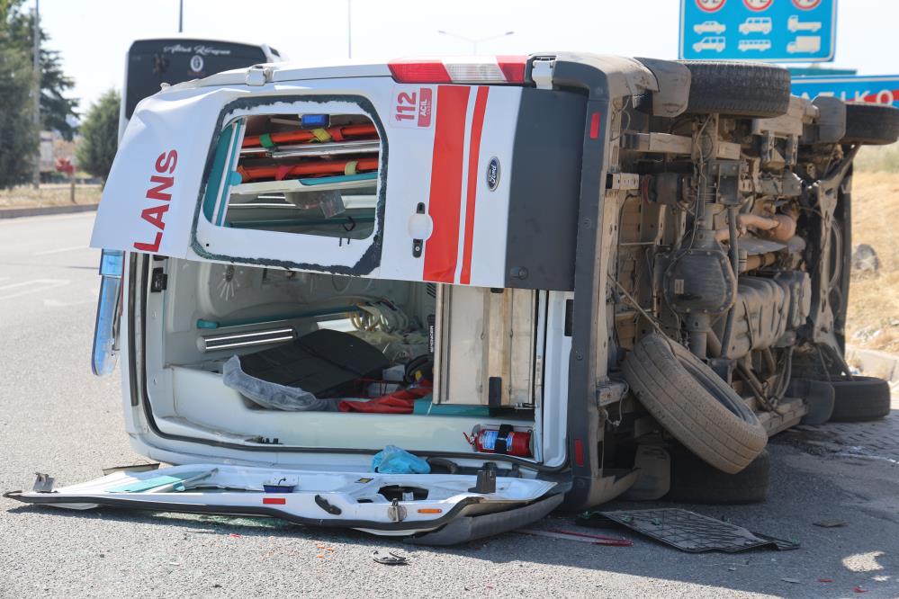 Elazigda Hasta Tasiyan Ambulans Devrildi 5 Yarali (2)