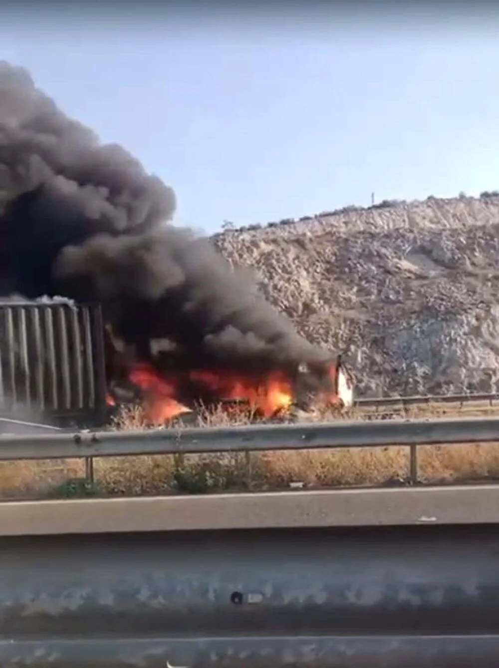 Izmirde Zincirleme Kaza Sonucu 3 Arac Yanarak Kul Oldu 6 Kisi Yaralandi