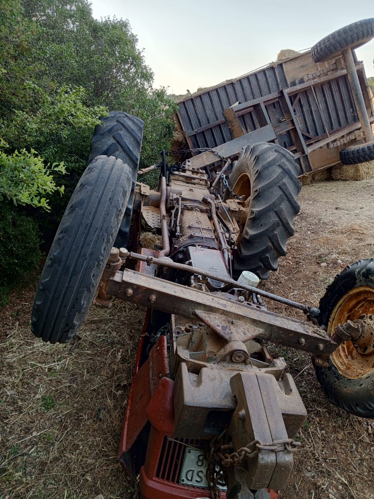 Manisada Saman Yuklu Traktor Devrildi 2 Yarali (2)