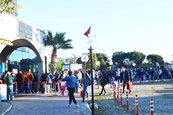 Turkler Yunan Adalarini Kesfe Cikiyor Ayvalik Deniz Hudut Kapisi Onunde Kuyruklar Olustu 4