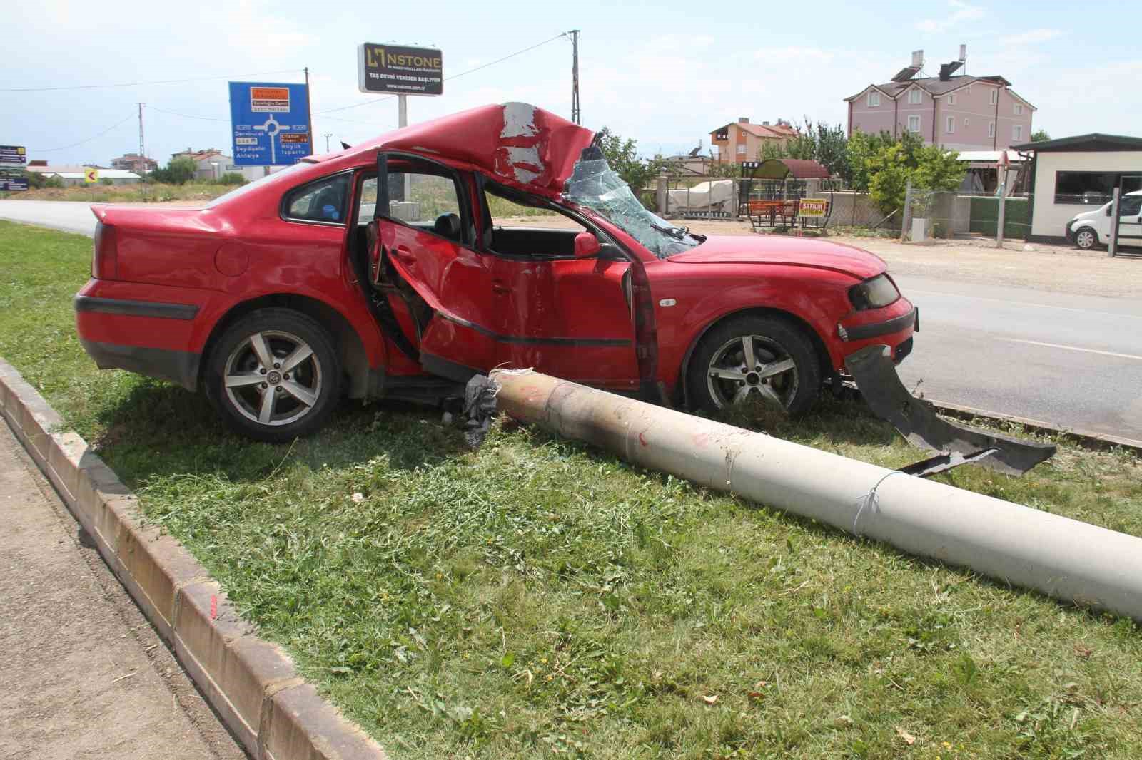 Konya Beyşehir'de trafik kazası Otomobil direğe çarpıp devrildi, 2 yaralı!-1