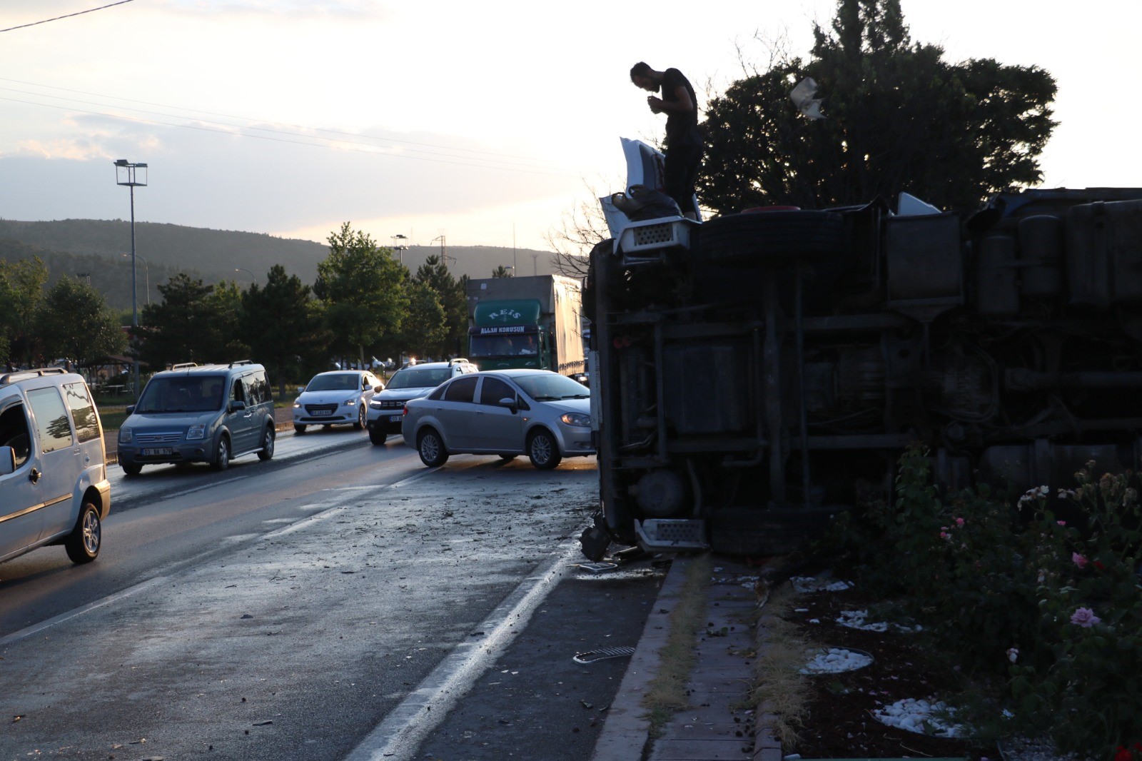 Afyonkarahisar İzmir Karayolunda Kaza Silsilesi Tır Devrildi, 4 Araç Çarpıştı! (1)