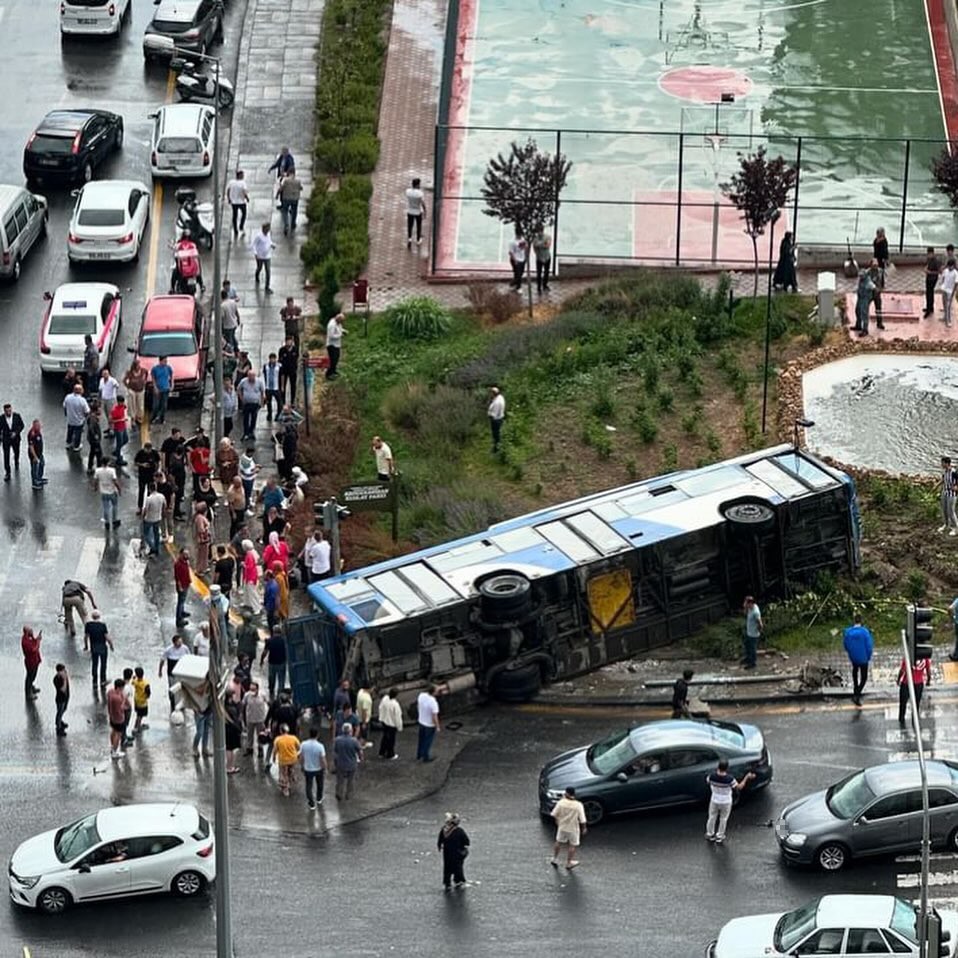 Ankara'da Keçiören'de Belediye Otobüsü Devrildi 5 Yaralı! (1)