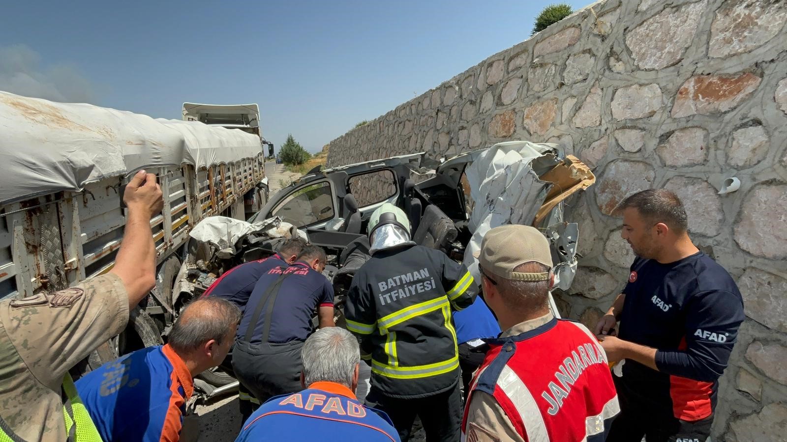 Batmanda Hafif Ticari Arac Ile Tirin Altina Girdi 1 Olu (1)