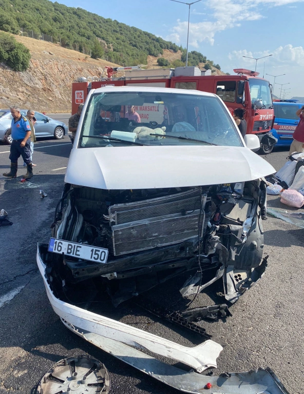 Gaziantepde Feci Kaza Lastigi Patlayan Minibus Bariyerlere Carpip Takla Atti 1 Olu 8 Yarali (2)