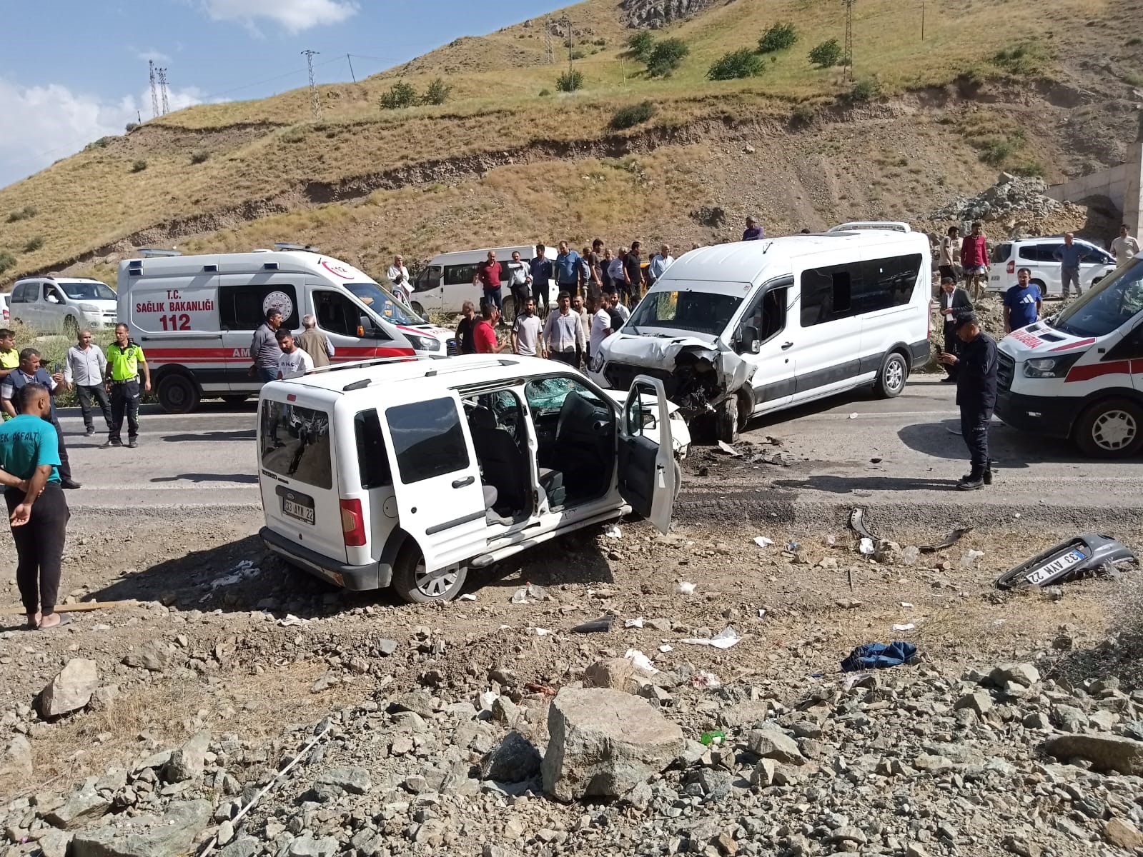 Hakkari'de Minibüs Ile Hafif Ticari Araç Kafa Kafaya Çarpıştı 2'Si Ağır 7 Yaralı (1)