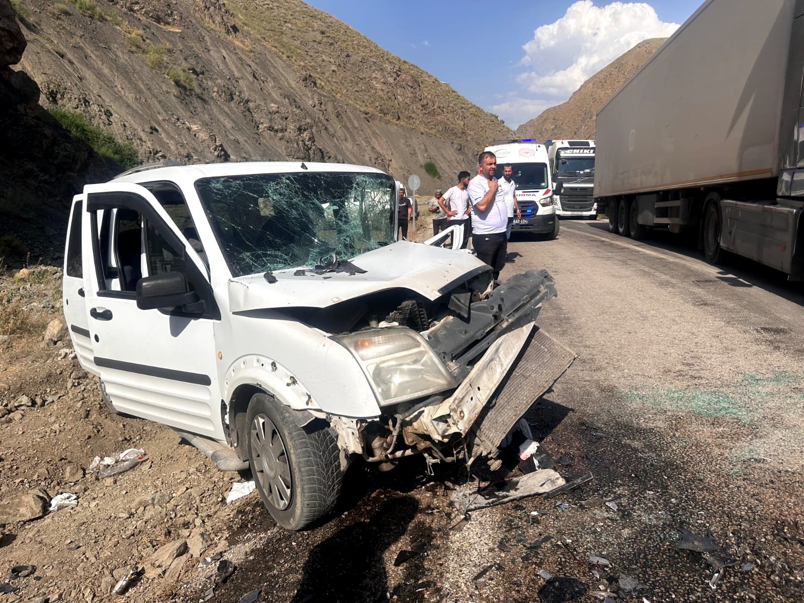 Hakkari'de Minibüs Ile Hafif Ticari Araç Kafa Kafaya Çarpıştı 2'Si Ağır 7 Yaralı (3)