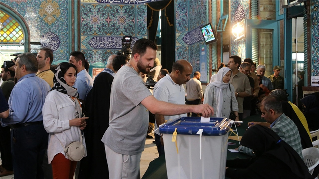 Iranda Cumhurbaskanligi Secimi Icin Adaylar Canli Yayinda Karsi Karsiya (2)