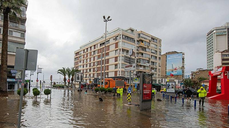 İzmir'de Tsunami Uyarısı 'Deniz Kente Girecek!' (2)