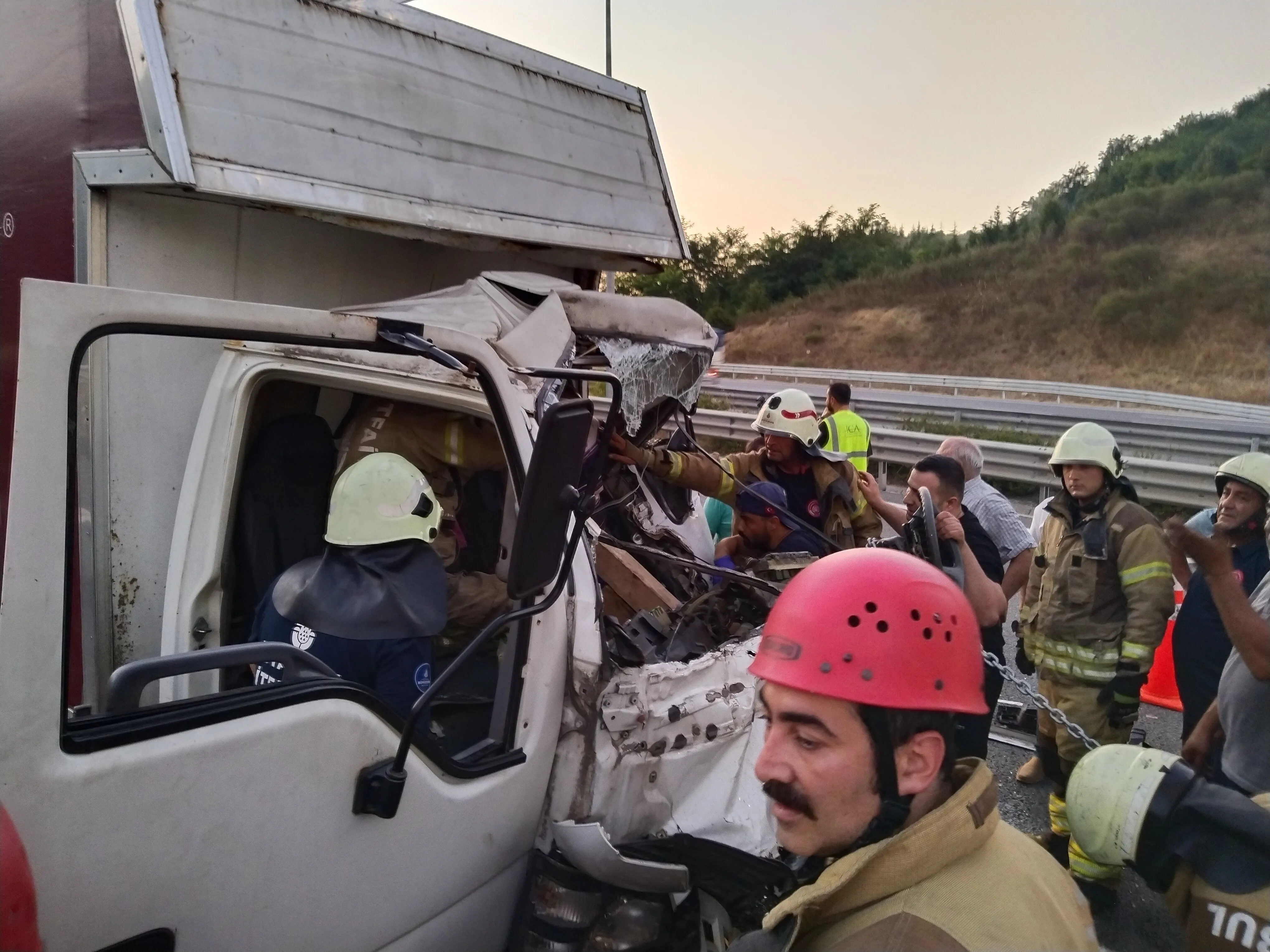 Kuzey Marmara Otoyolu'nda Dehşet Kazası 3 Yaralı (1)