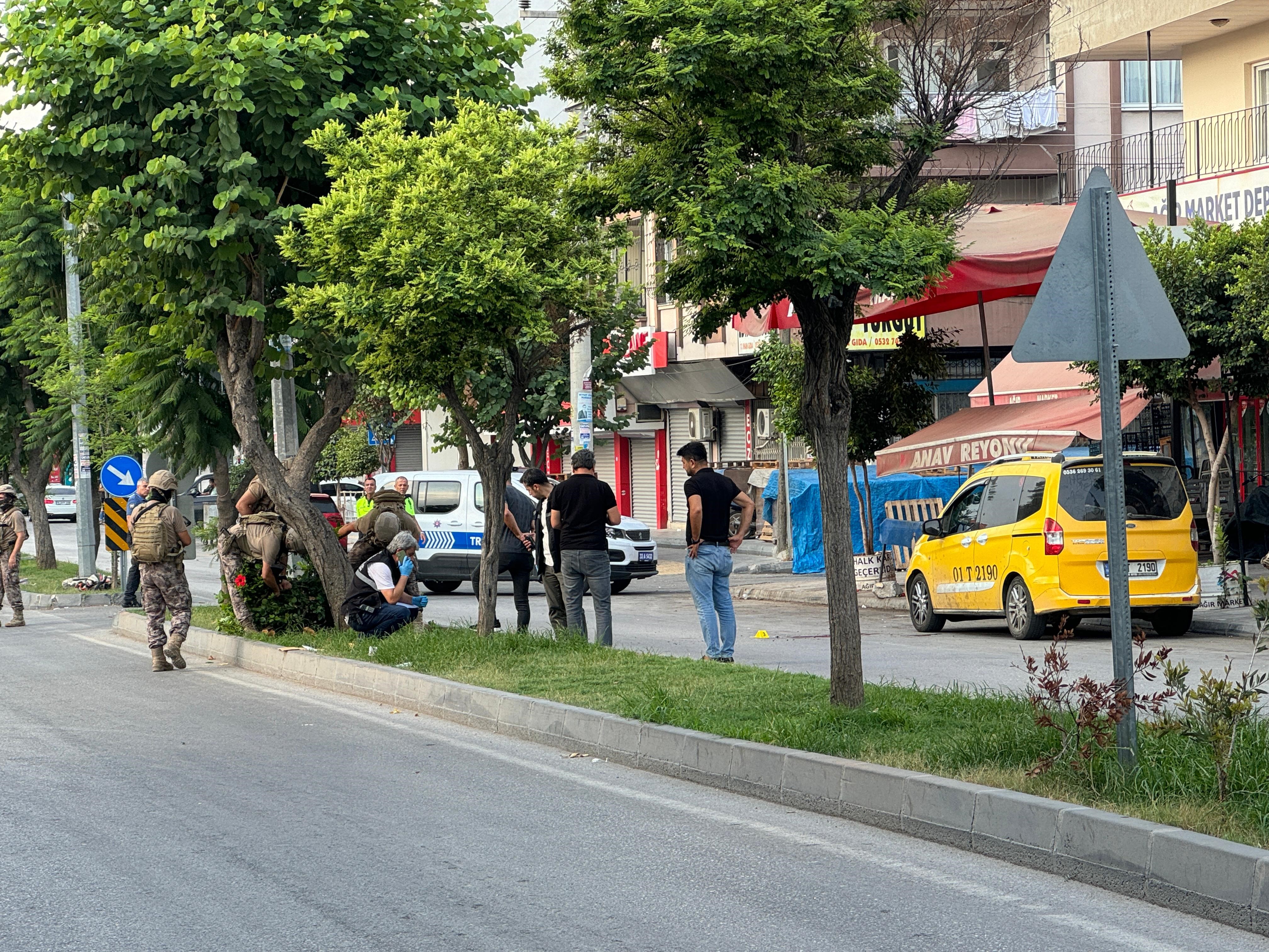 Mersin'de Karakol Önünde Silahlı Saldırı Özel Harekat Polisi Tarafından Vuruldu! (1)