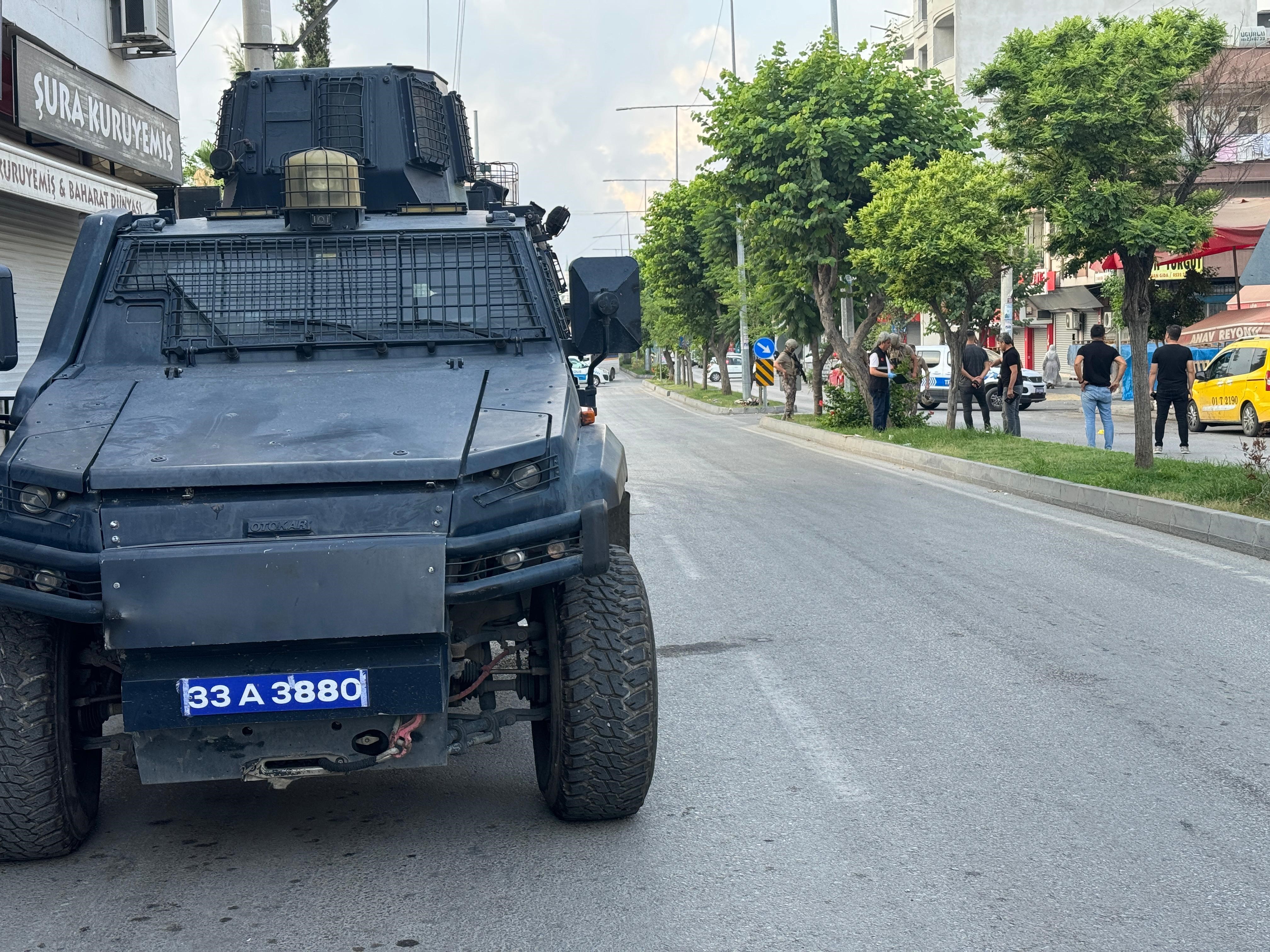 Mersin'de Karakol Önünde Silahlı Saldırı Özel Harekat Polisi Tarafından Vuruldu! (2)