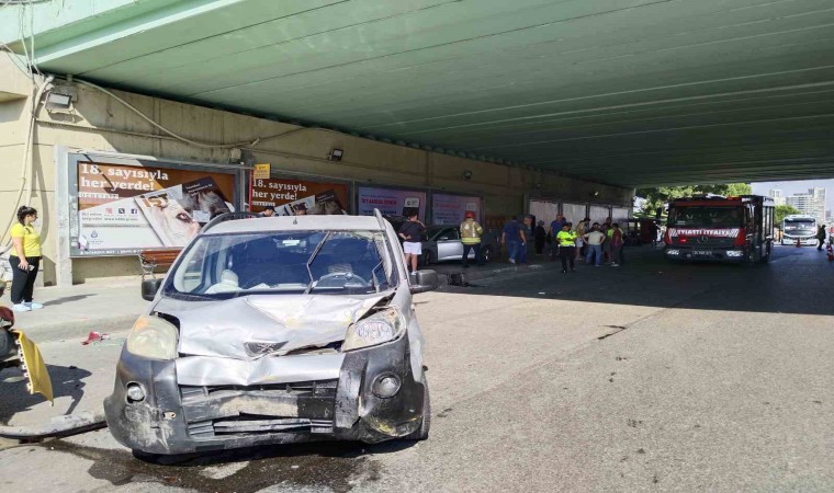 Pendikte Feci Kaza Otomobil Otobus Duragina Daldi 1 Yarali