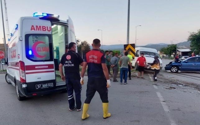 Sinop'un Boyabat Ilçesinde Trafik Kazası 2 Yaralı (3)